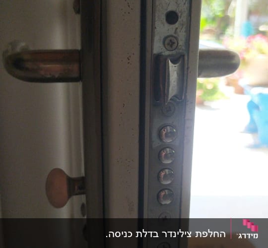 מנעול דלת עם בריחים וברגים חשופים